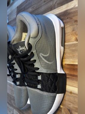 Nike Lebron Witness VIII mens size 9.5